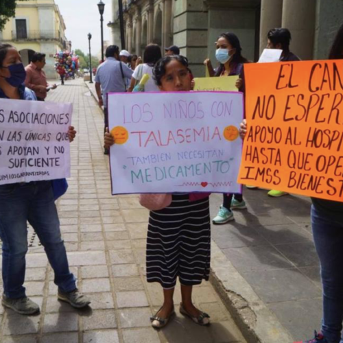 Protestan padres en Oaxaca por desabasto de medicamentos contra el cáncer en Hospital de la Niñez